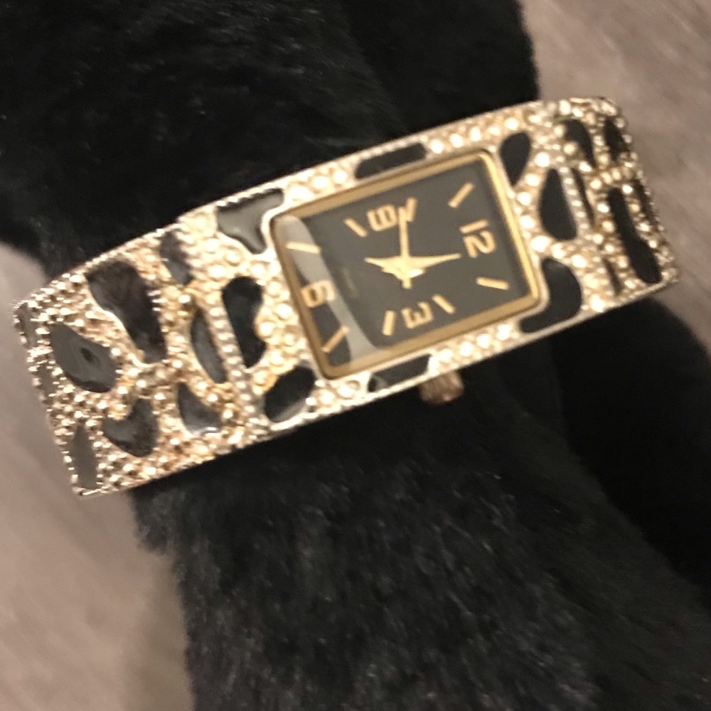 Leopard print with jewels woman’s watch